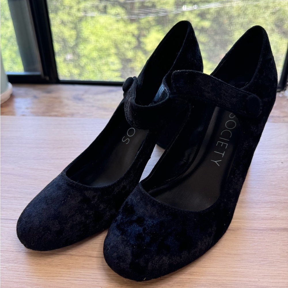 Black Velvet Medium Heel Pumps